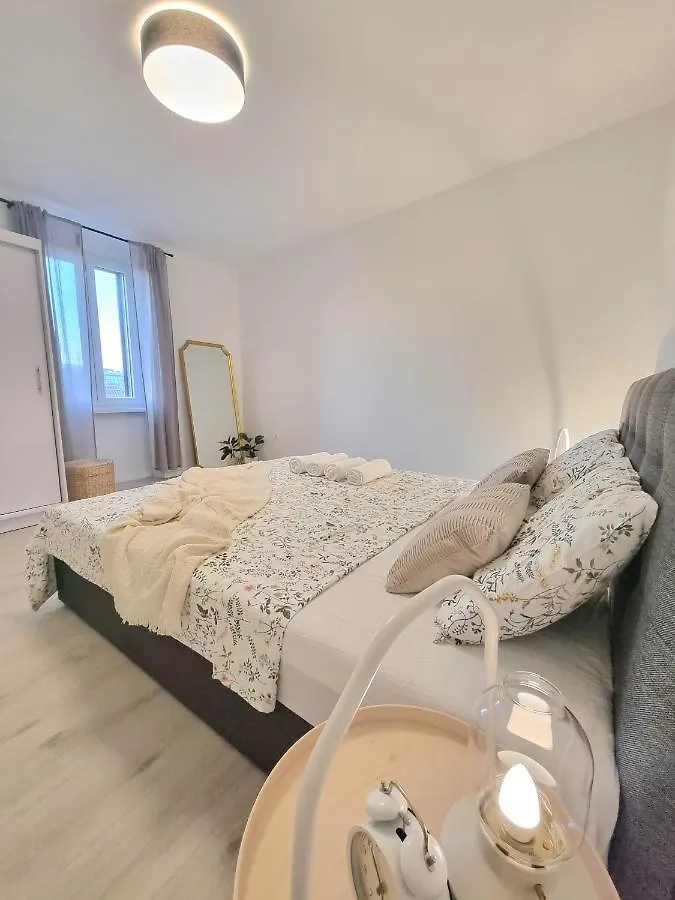 Un Ami Apartman Póla