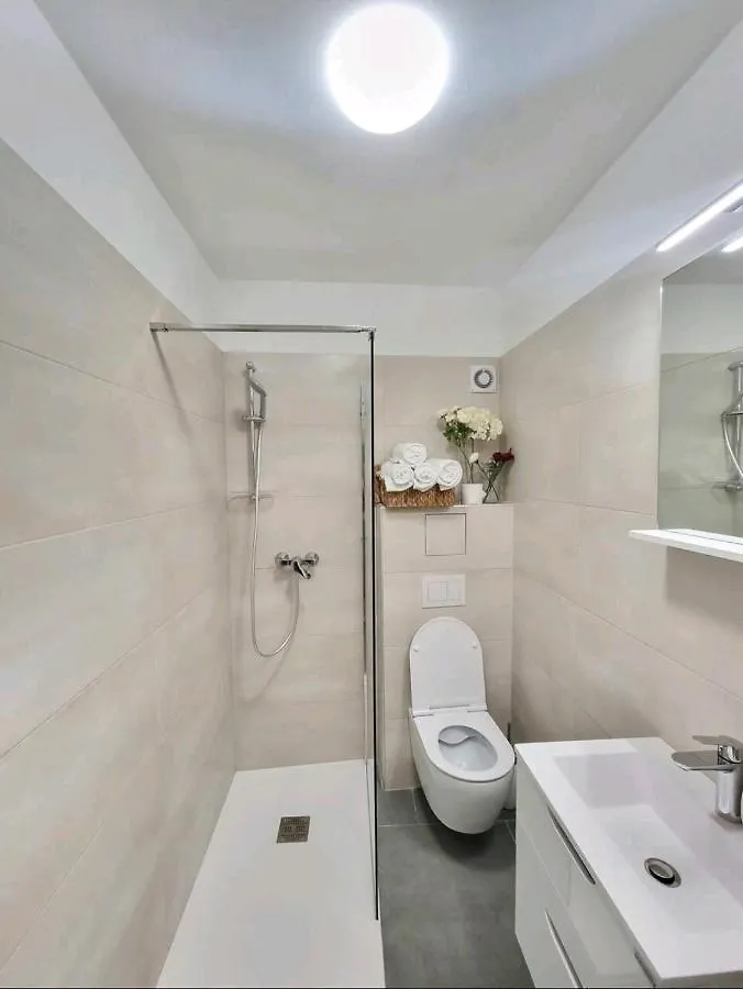 Un Ami Apartman Póla